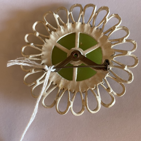 Vintage green and white brooch - Picture 2 of 5